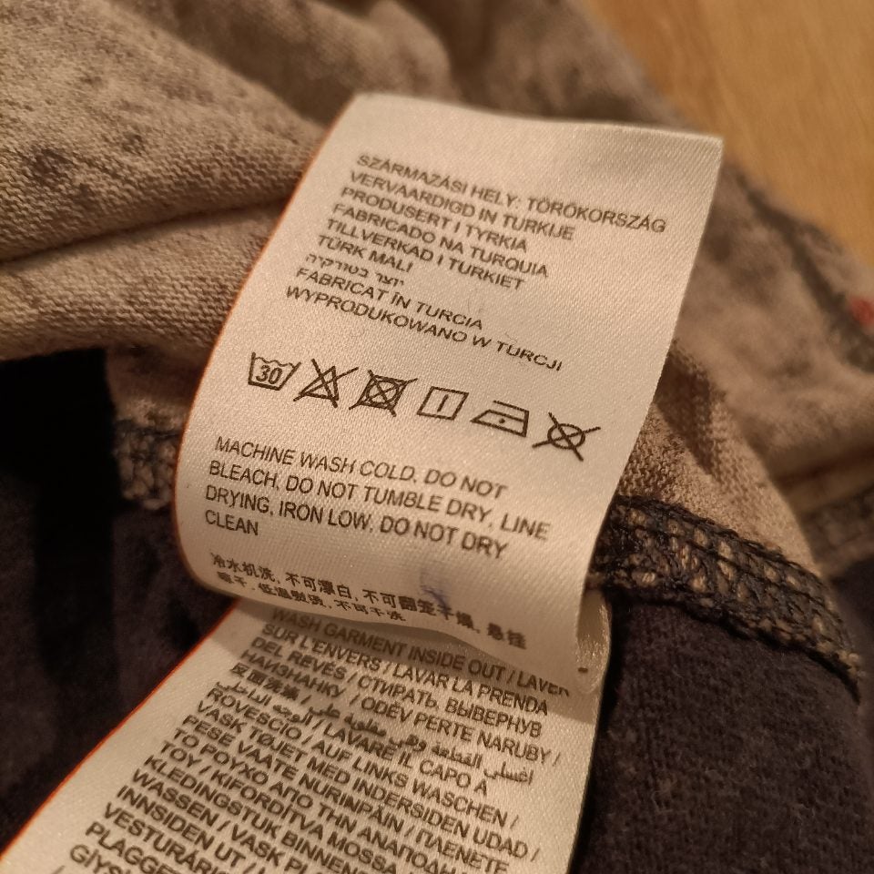 SUPERDRY tee size L men short sleeve International logo