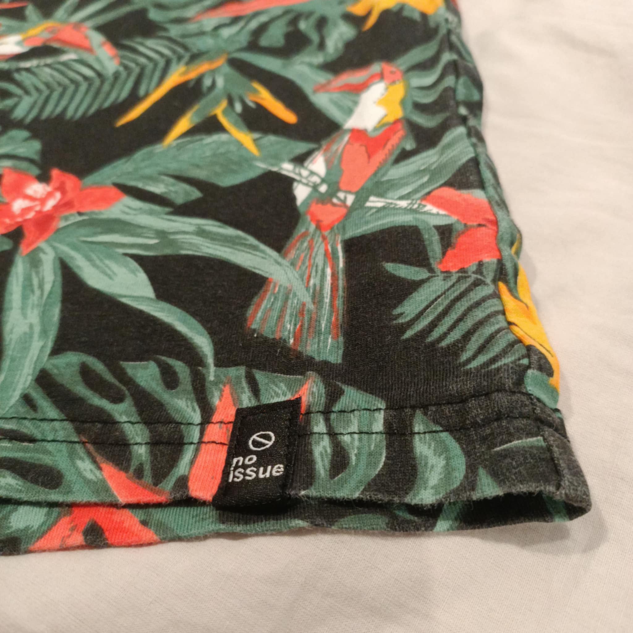 NO ISSUE tee size 10 short sleeve Tropical print