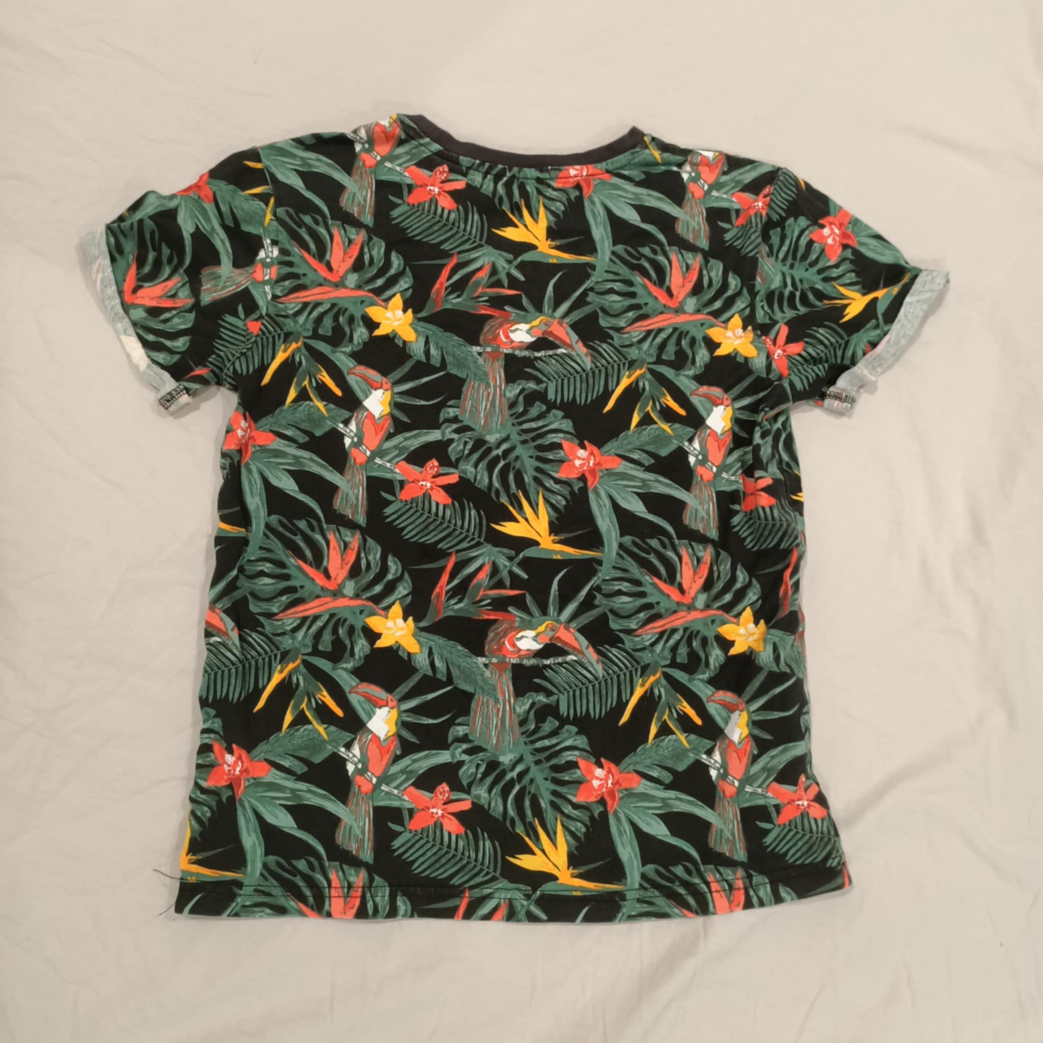NO ISSUE tee size 10 short sleeve Tropical print