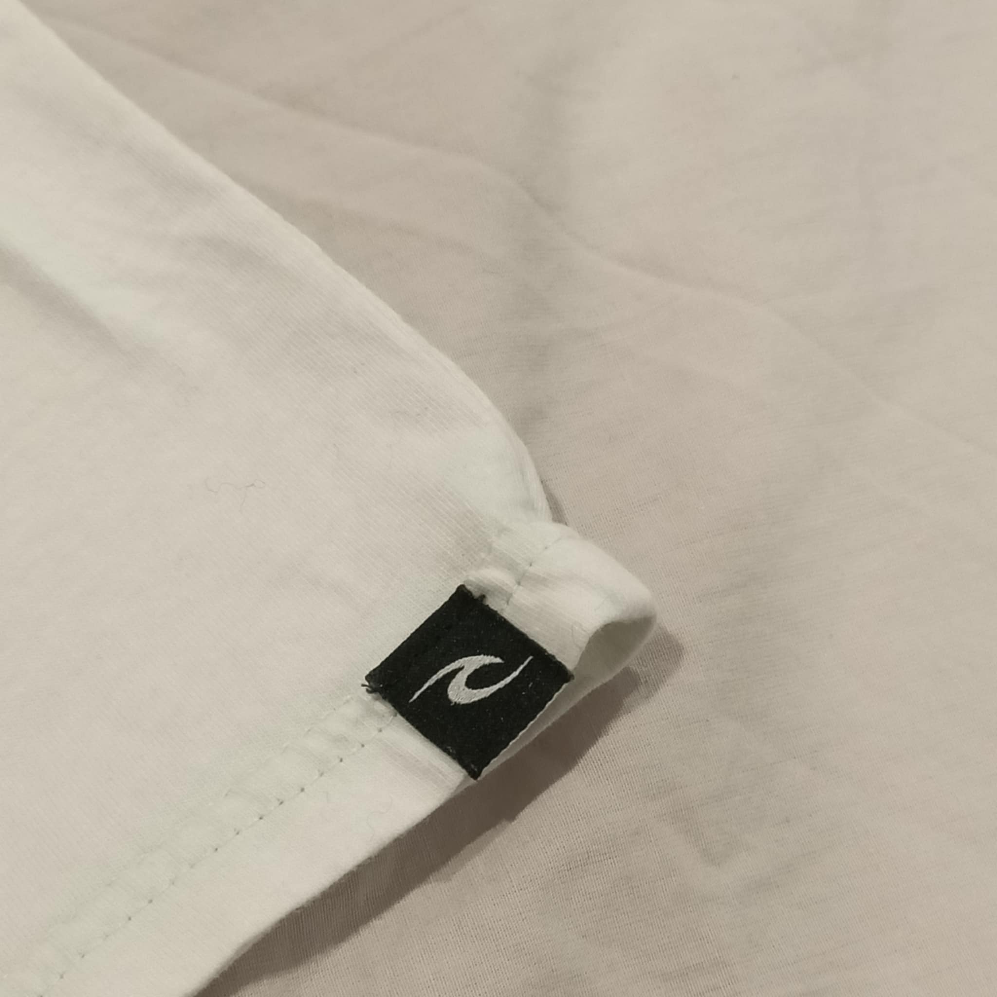 RIPCURL tee size 3-4y white short sleeve