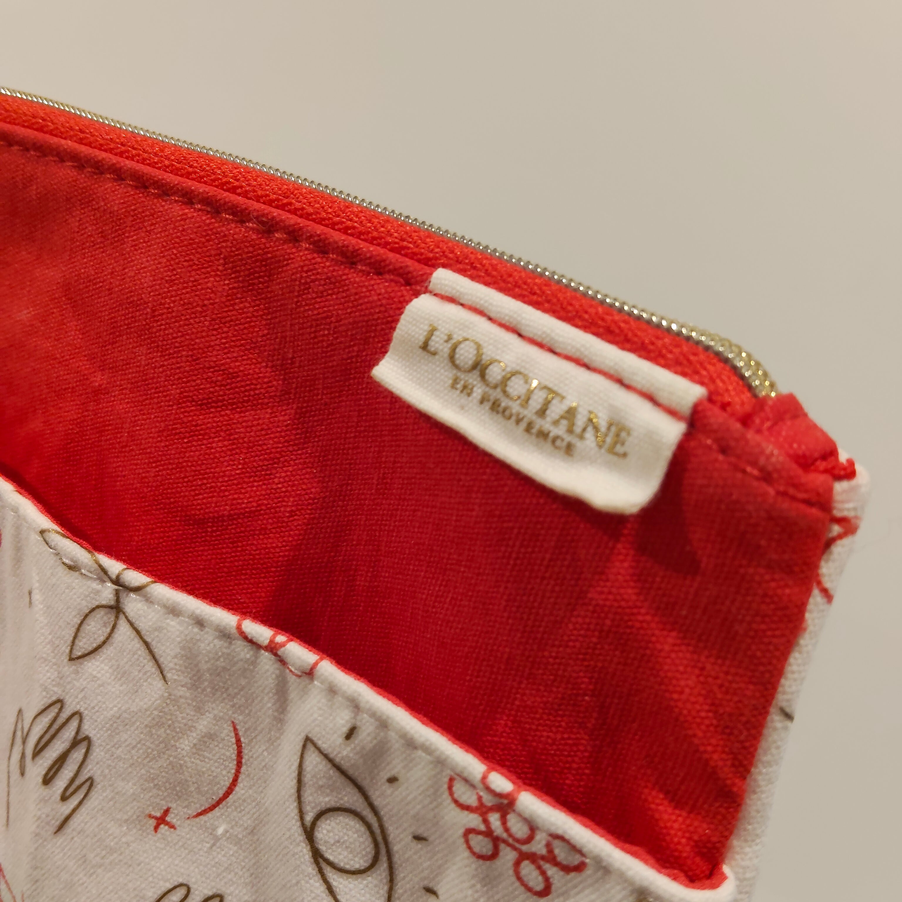 L'OCCITANE makeup pouch/bag