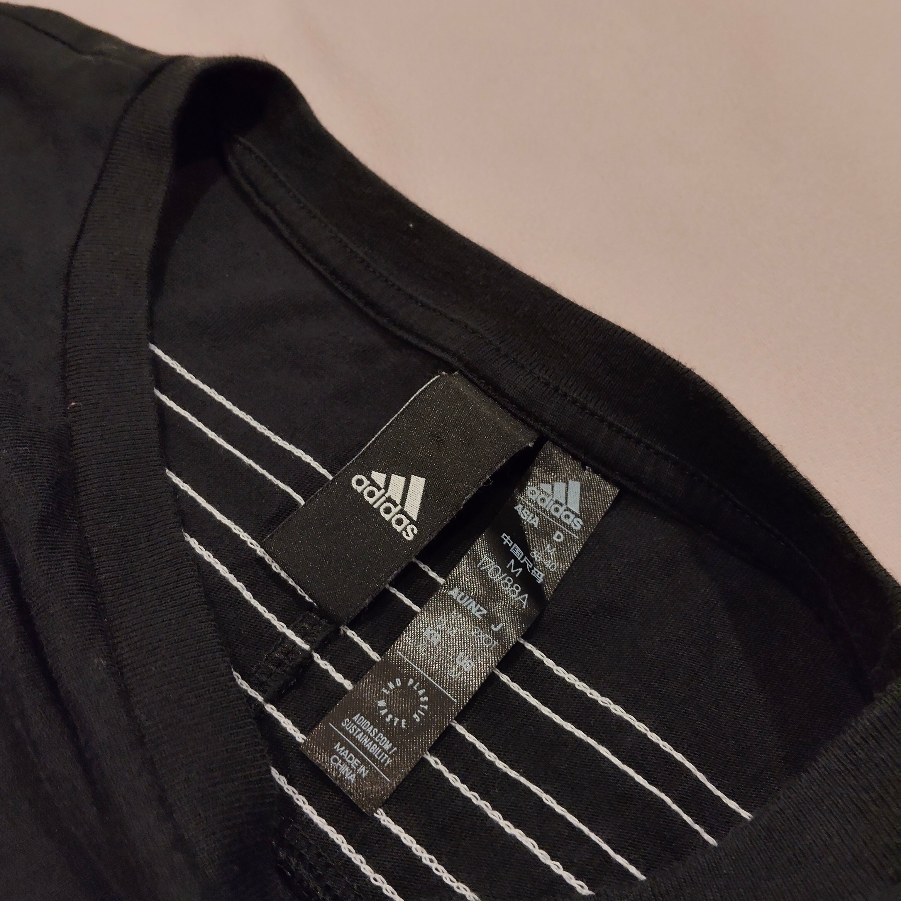 ADIDAS boxy tee size M Women short sleeve Black