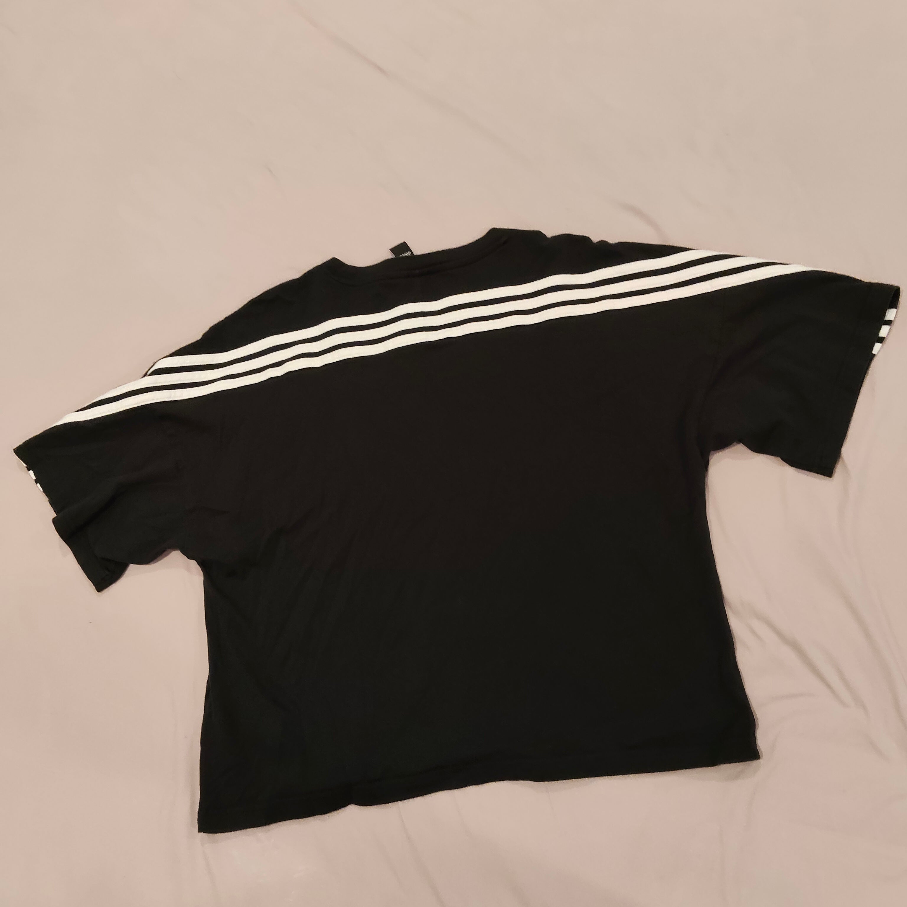 ADIDAS boxy tee size M Women short sleeve Black