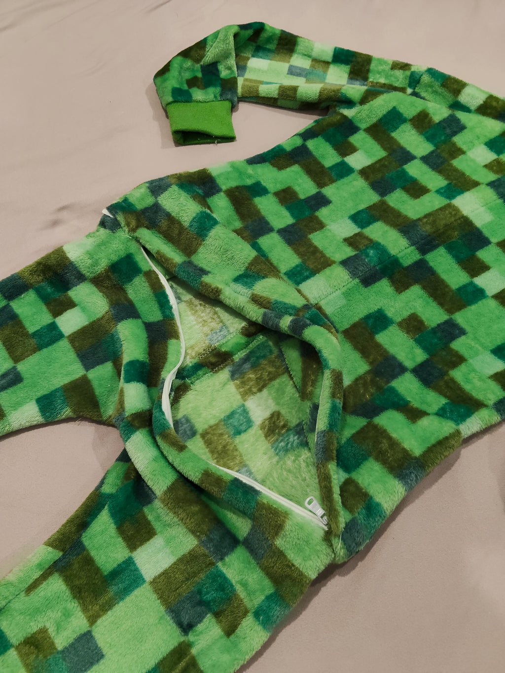 MINECRAFT Creeper Onesie size 6-8y boys