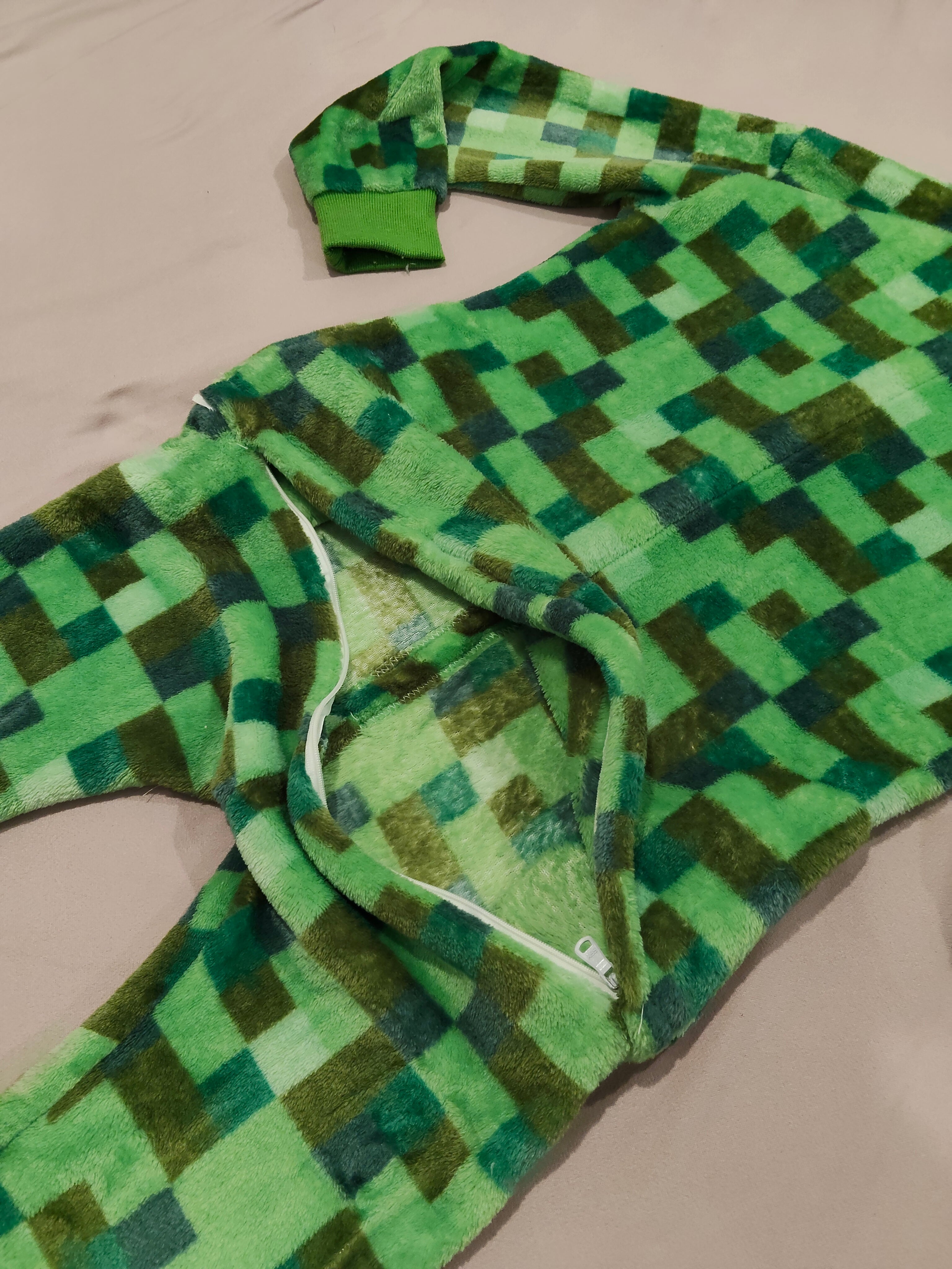 MINECRAFT Creeper Onesie size 6-8y boys