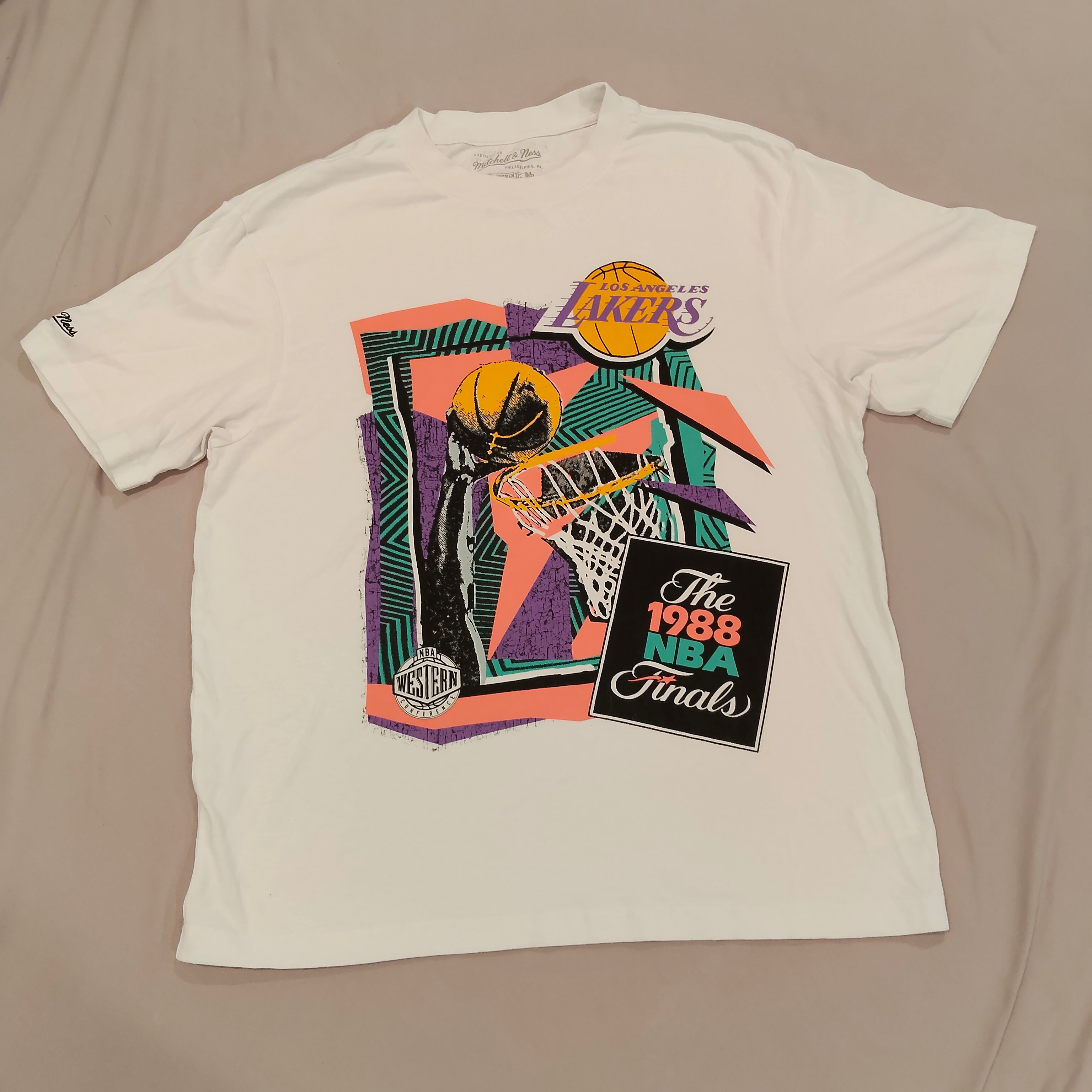 MITCHELL & NESS LAKERS tee size M white short sleeve