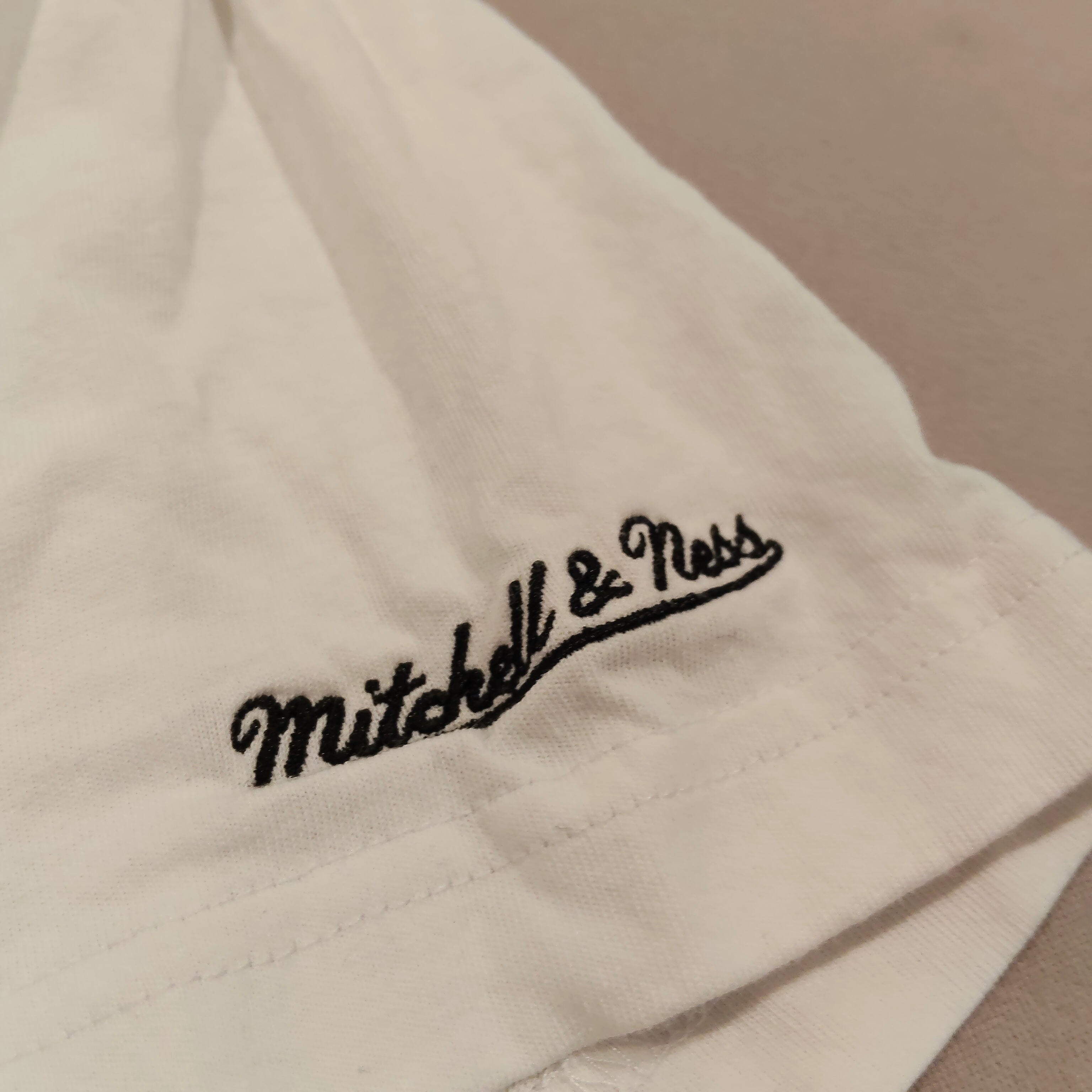 MITCHELL & NESS LAKERS tee size M white short sleeve