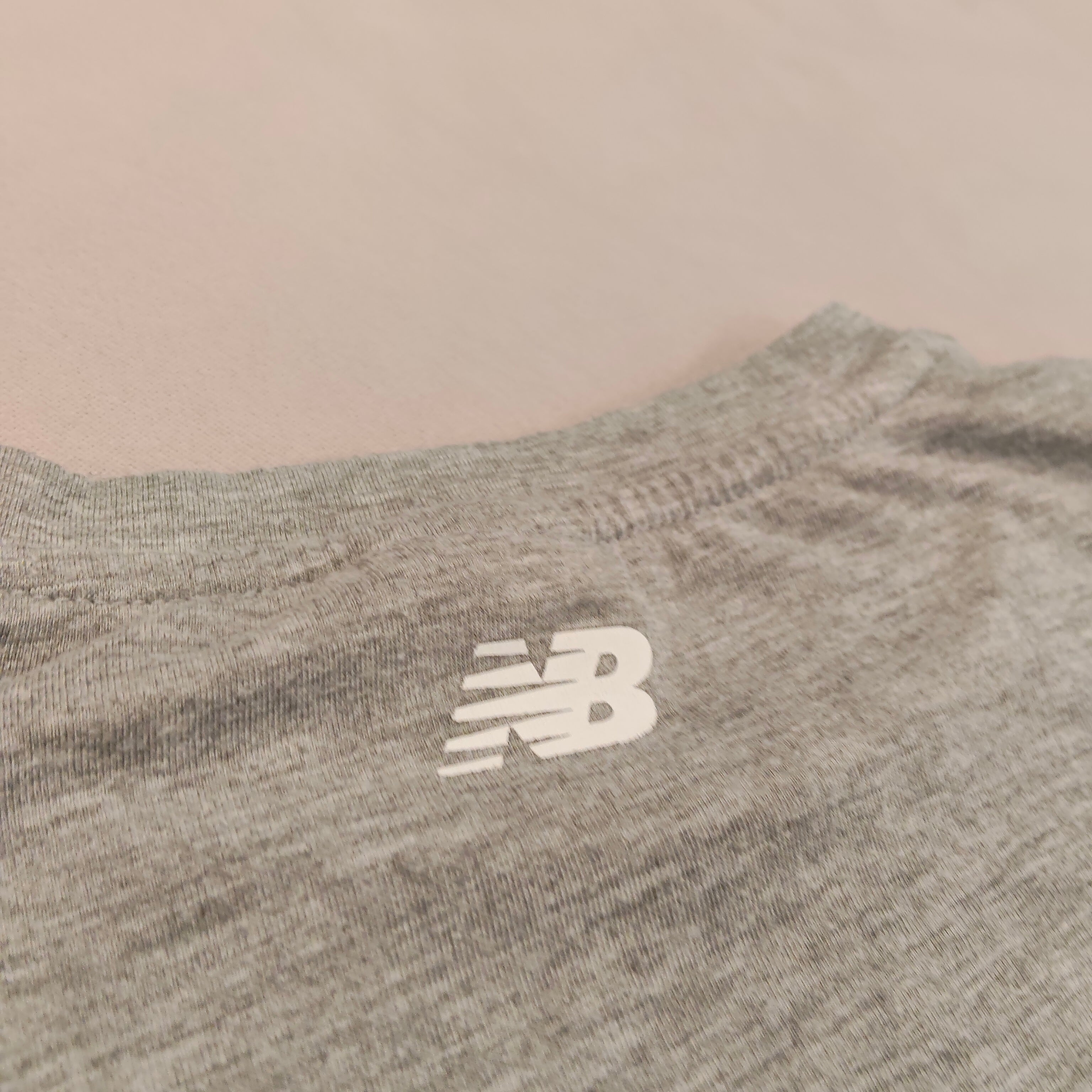 NEW BALANCE top size M Womens short sleeve grey