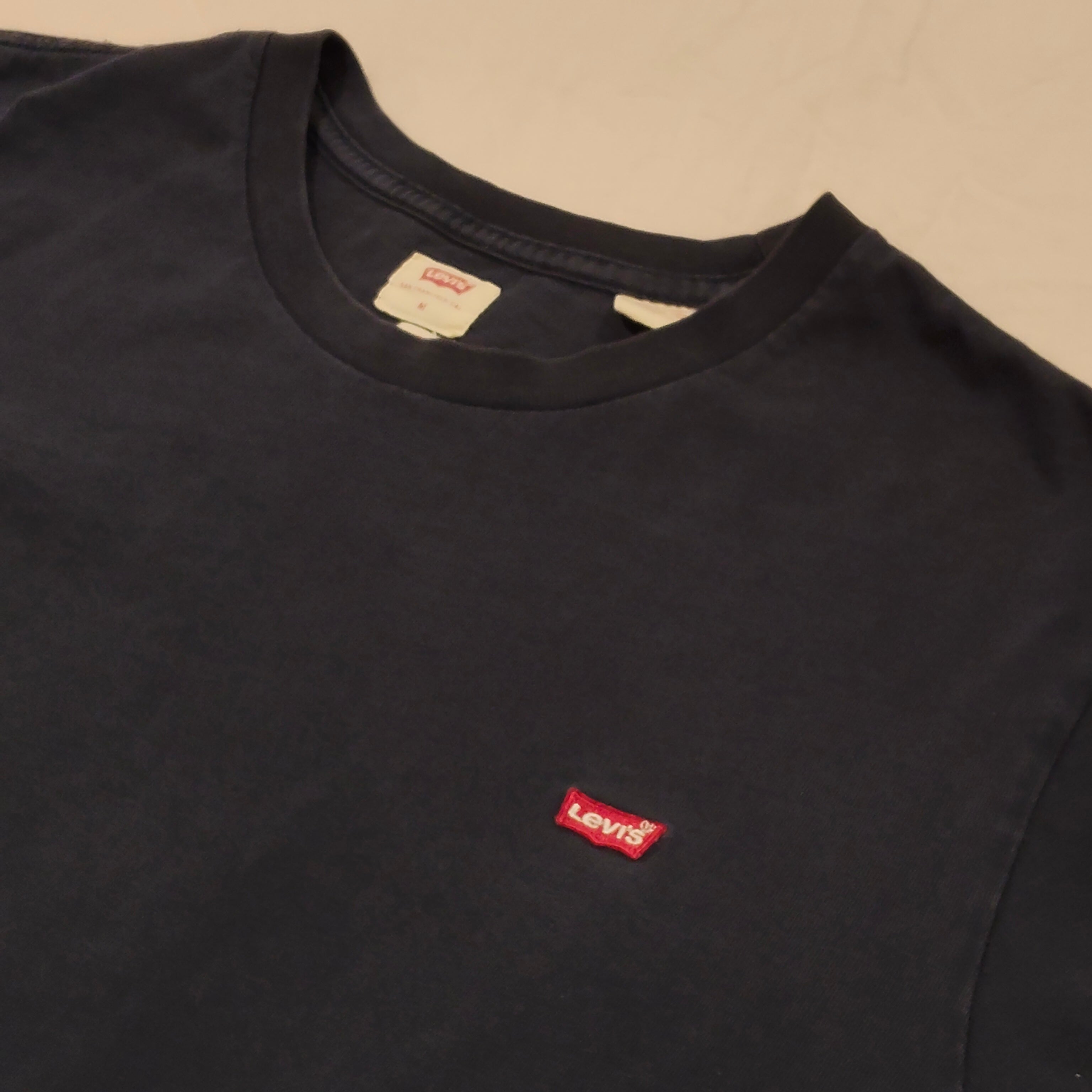 LEVIS tee size M Mens navy short sleeve