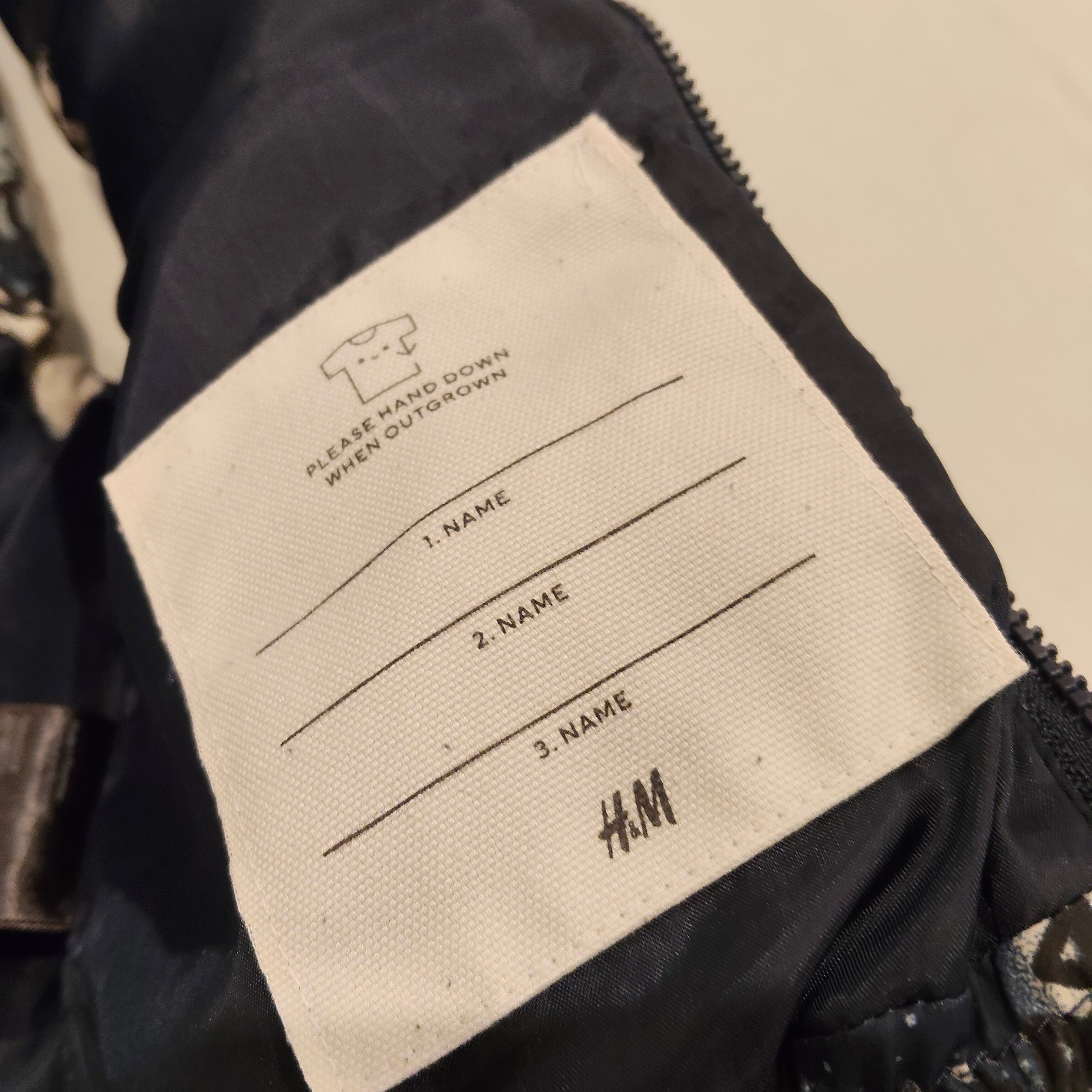 H&M puffer vest size 2-4yrs boys Dinosaur