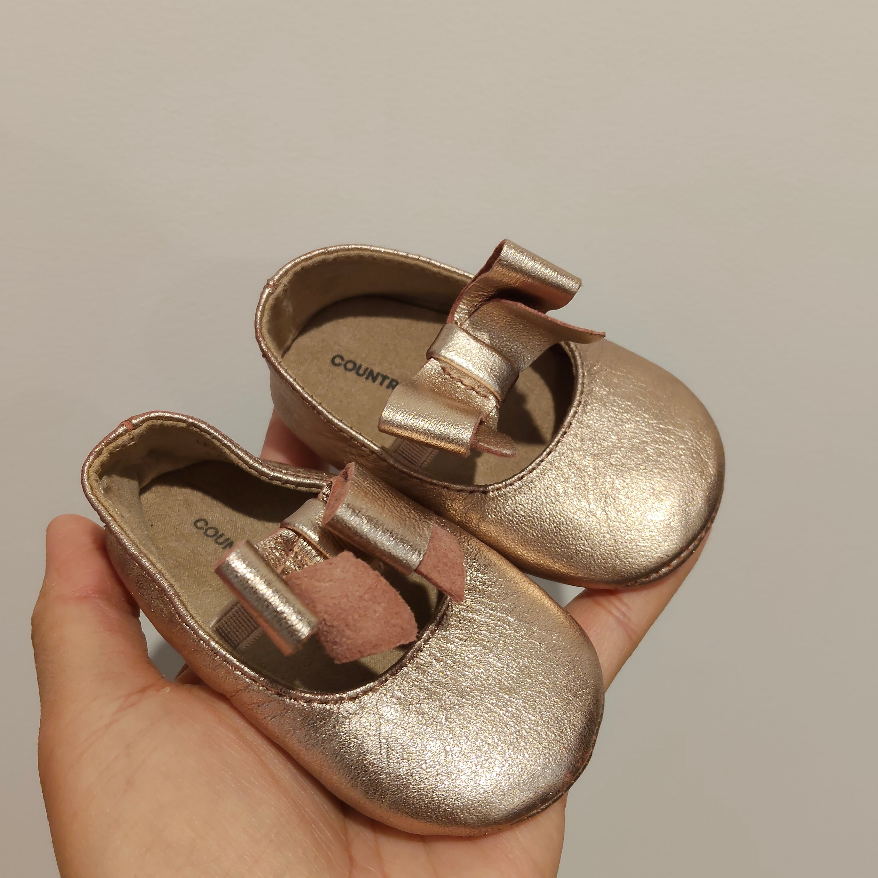 COUNTRY ROAD leather baby girls size 17 (3-6m) rose gold bow flats shoes