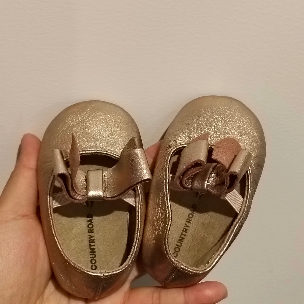 COUNTRY ROAD leather baby girls size 17 (3-6m) rose gold bow flats shoes