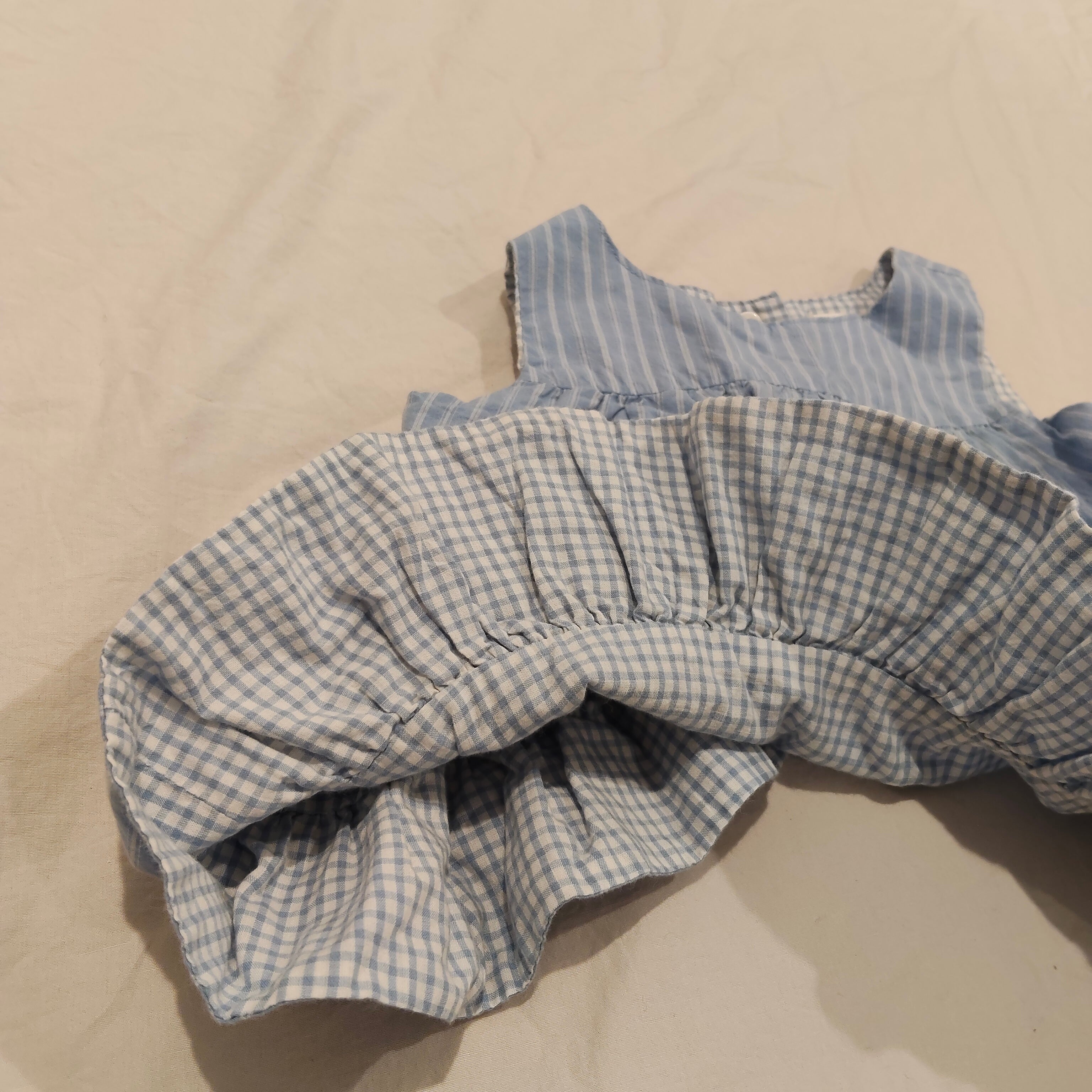 GAP set size 6-12m Girls Reversible - Blue Ruffle Top & Bloomer Shorts
