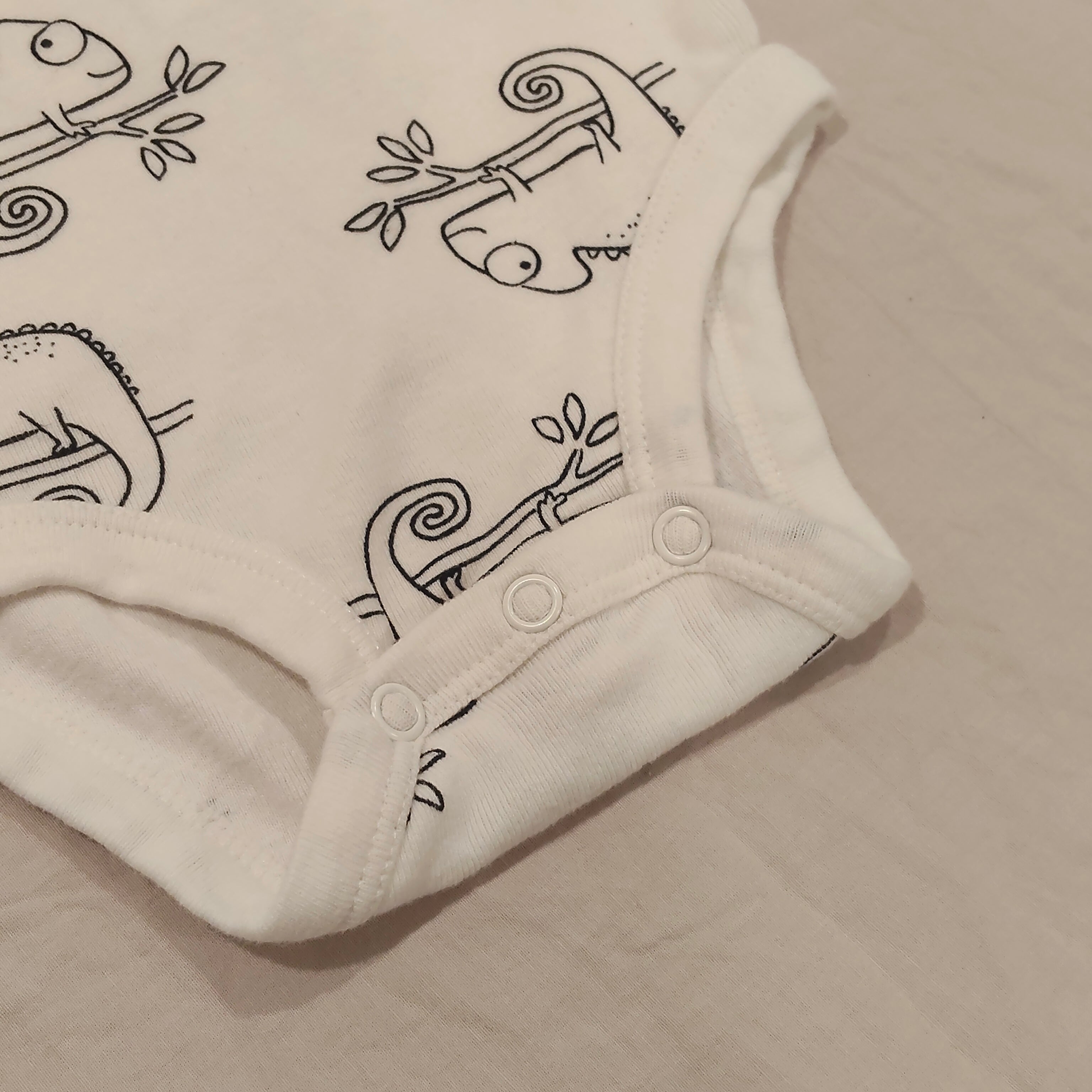 CARTER'S bodysuit size 6m baby short sleeve Chameleon