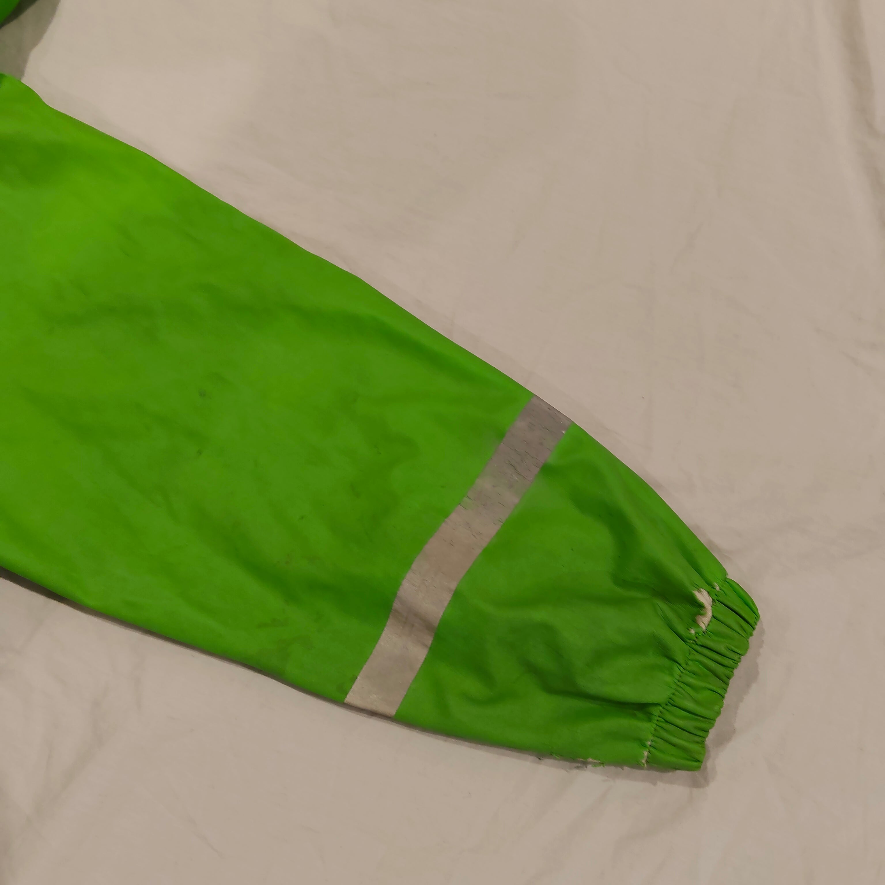 MUM 2 MUM rain jacket size 4 Line Green - Play Condition