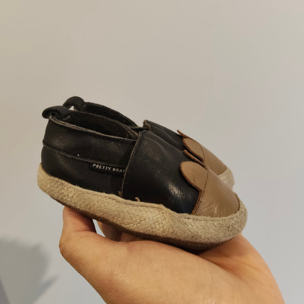 PRETTY BRAVE size M leather shoes 6-12M baby