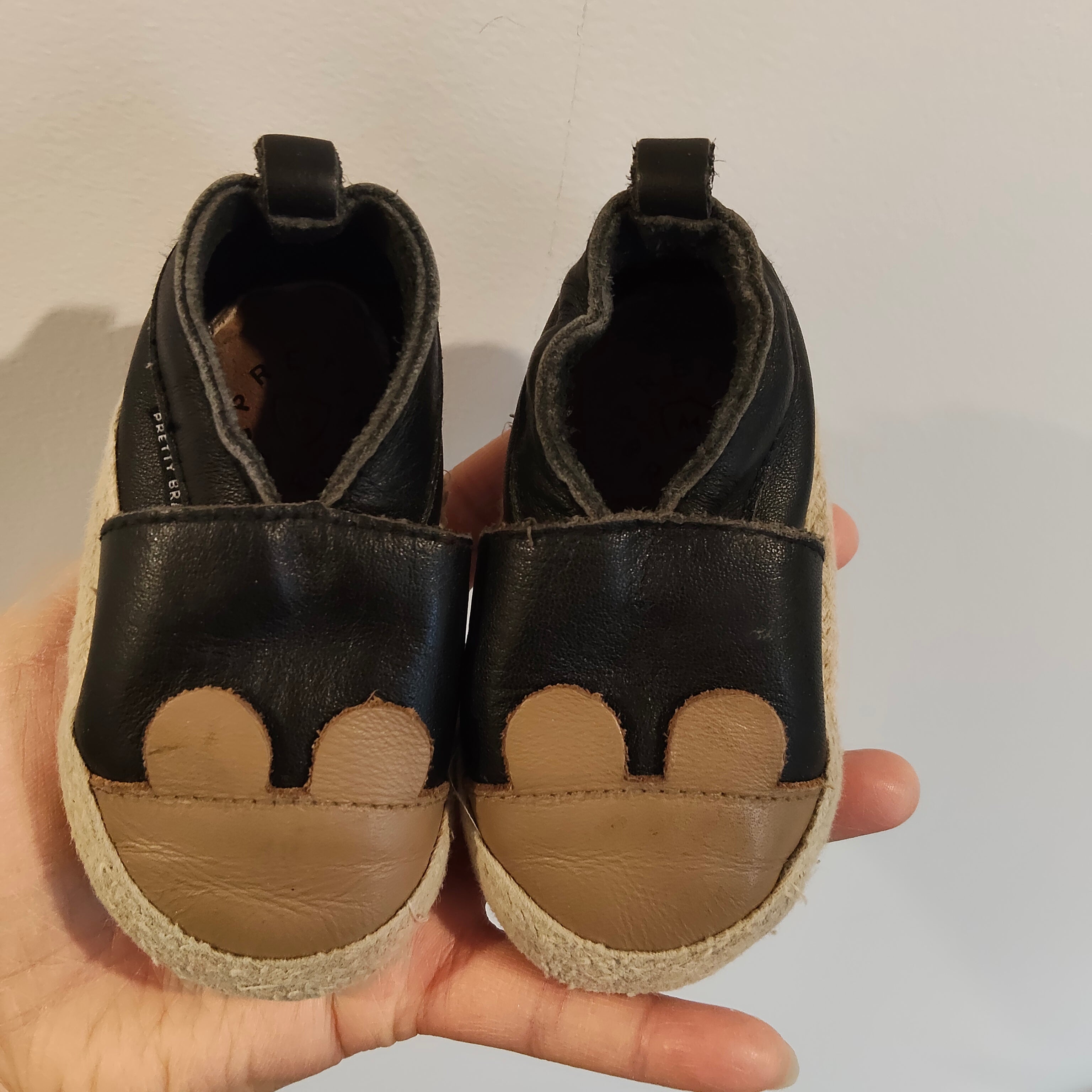 PRETTY BRAVE size M leather shoes 6-12M baby