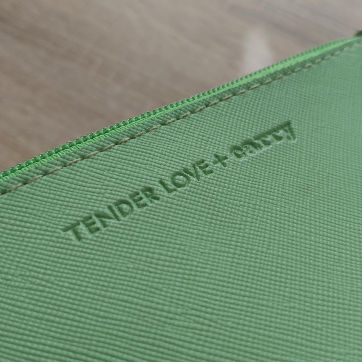TENDER LOVE + CARRY zipper pouch green
